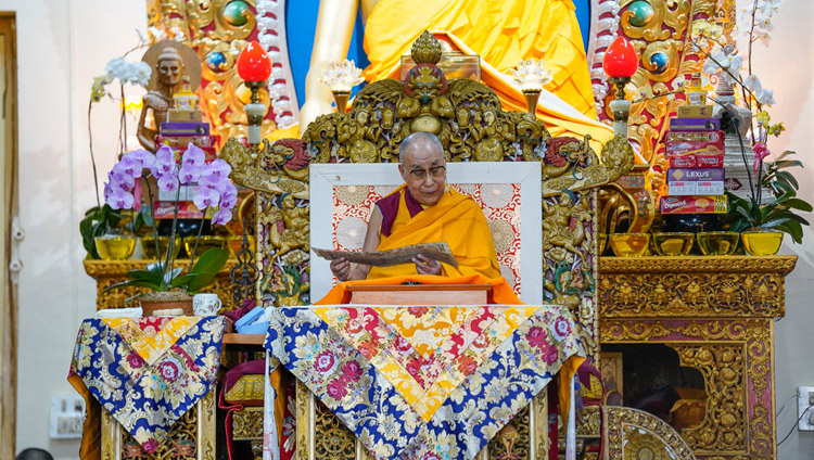 Sua Santità il Dalai Lama legge il testo di Chandrakirti durante il terzo giorno di insegnamenti presso il Tempio Tibetano Principale di Dharamsala, India, il 5 ottobre 2018. Foto del Venerabile Tenzin Jamphel