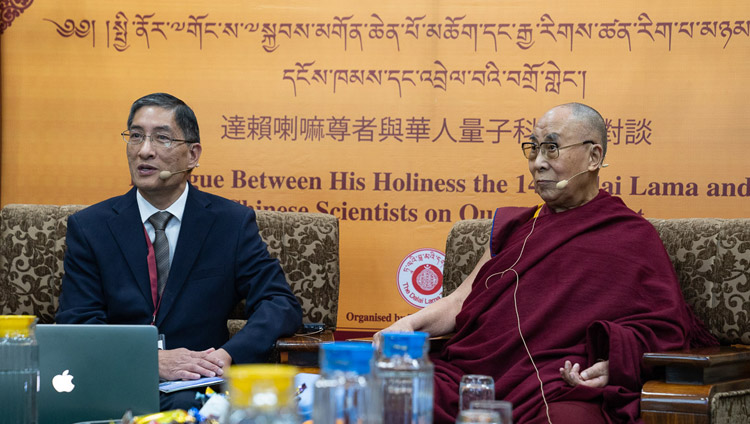 Il moderatore, il professor Albert M. Chang, dà il benvenuto alla seconda giornata di dialoghi tra Sua Santità il Dalai Lama e gli scienziati cinesi presso il Tempio Tibetano Principale di Dharamsala, India, il 2 novembre 2018. Foto del Venerabile Tenzin Jamphel