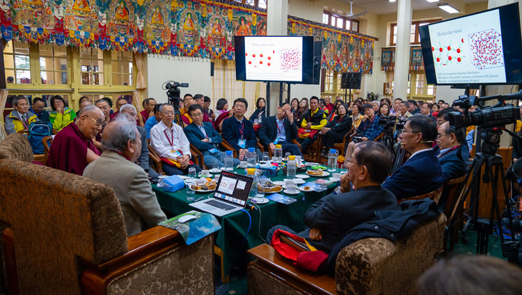 Il prof Chung-Yuan Mou parla dell'acqua durante la sua presentazione, il secondo giorno del Dialogo tra Sua Santità il Dalai Lama e gli scienziati cinesi sugli effetti quantistici, presso il Tempio Tibetano Principale di Dharamsala, India, il 2 novembre 2018. Foto del Venerabile Tenzin Jamphel