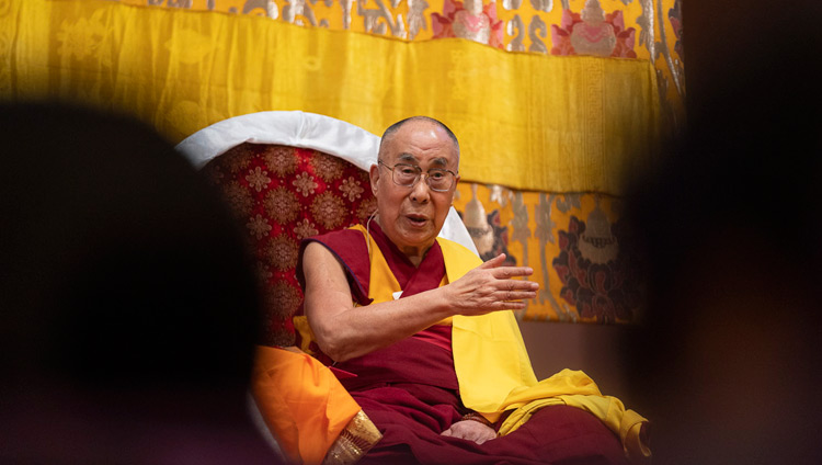 Sua Santità il Dalai Lama si rivolge alle oltre cinquemila persone presenti presso la Pacifico Yokohama National Convention Hall di Yokohama, Giappone, il 14 novembre 2018. Foto di Tenzin Choejor