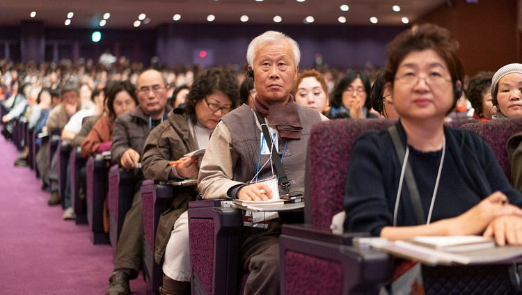 Alcune delle oltre cinquemila persone presenti il primo giorno di insegnamenti di Sua Santità il Dalai Lama presso la Pacifico Yokohama National Convention Hall di Yokohama, Giappone, il 14 novembre 2018. Foto di Tenzin Choejor