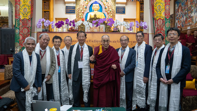 Sua Santità il Dalai Lama e gli altri partecipanti in posa per una foto di gruppo a conclusione del dialogo con gli scienziati cinesi presso il Tempio Tibetano Principale a Dharamsala, India, il 3 novembre 2018. Foto del Venerabile Tenzin Jamphel