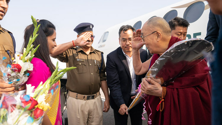 Sua Santità il Dalai Lama arriva all'aeroporto di Farruukhabad vicino a Sankisa, India il 2 dicembre 2018. Foto di Tenzin Choejor