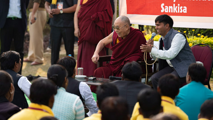 Sua Santità il Dalai Lama insieme ai volontari della Youth Buddhist Society presso il suo hotel a Sankisa,India, il 2 dicembre 2018. Foto di Tenzin Choejor