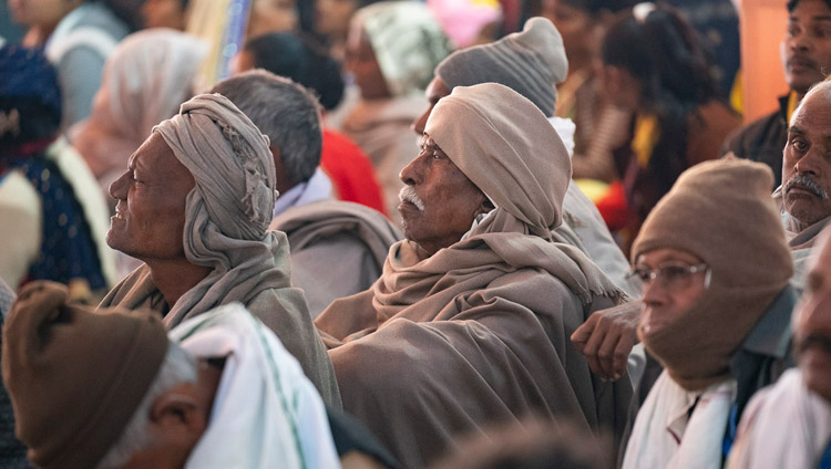 Alcune delle oltre 15.000 persone presenti agli insegnamenti di Sua Santità il Dalai Lama presso la Youth Buddhist Society of India, a Sankisa, India, il 3 dicembre 2018. Foto di Lobsang Tsering