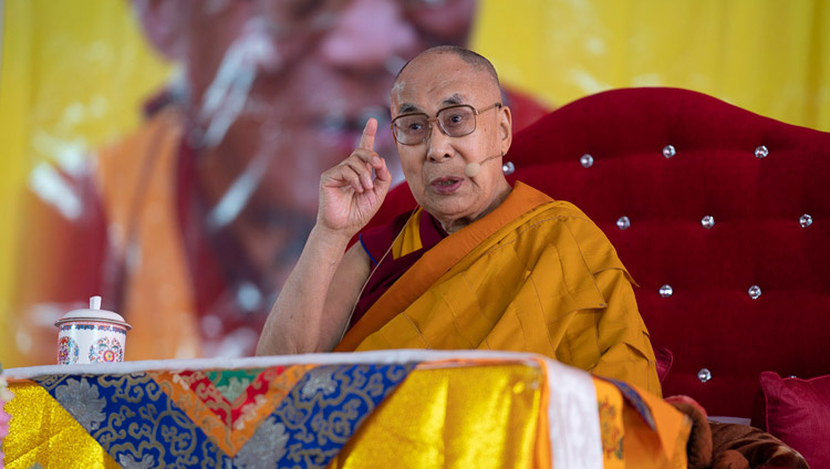Sua Santità il Dalai Lama durante il primo giorno di insegnamenti a Sankisa, India, il 3 dicembre 2018. Foto di Lobsang Tsering