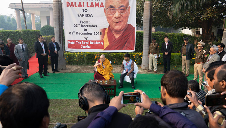 Sua Santità il Dalai Lama incontra i rappresentanti dei media locali nel giardino del suo hotel a Sankisa, India, il 4 dicembre 2018. Foto di Lobsang Tsering