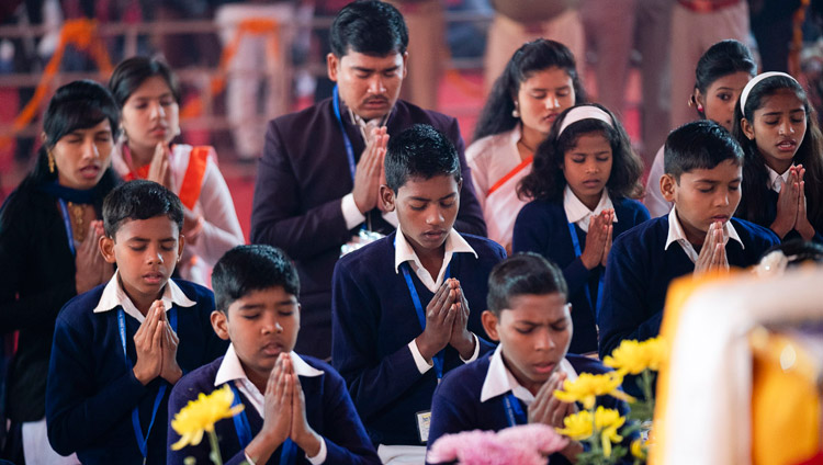 I bambini recitano il Mangala Sutta in Pali, il secondo giorno degli insegnamenti di Sua Santità il Dalai Lama a Sankisa, India, il 4 dicembre 2018. Foto di Lobsang Tsering