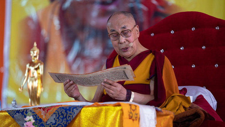 Sua Santità il Dalai Lama legge la 'Guida allo stile di vita del Bodhisattva', il secondo giorno di insegnamenti a Sankisa, India, il 4 dicembre 2018. Foto di Lobsang Tsering