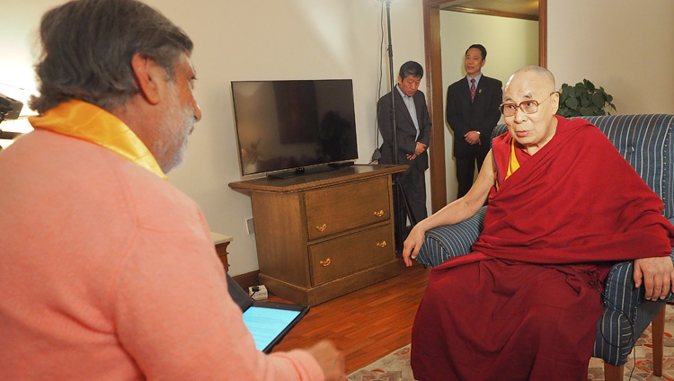 Ramesh Sharma intervista Sua Santità il Dalai Lama per il suo documentario su Gandhi e la non violenza. Nuova Delhi, India, il 10 dicembre 2018. Foto di Jeremy Russell
