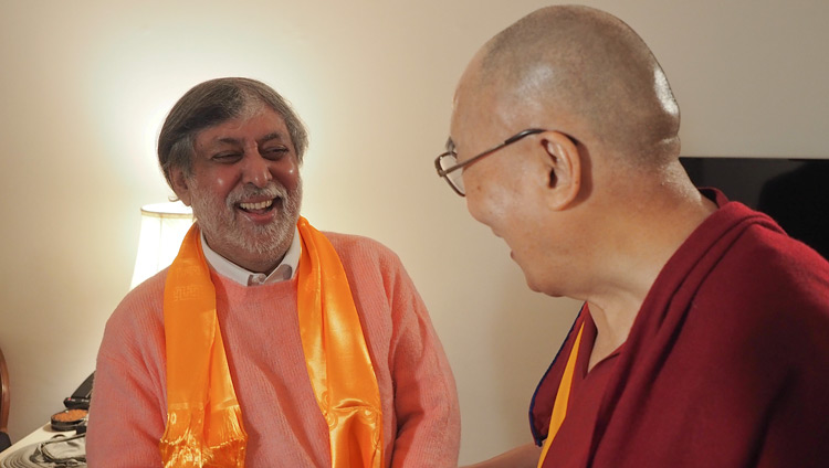 Il premiato regista e documentarista Ramesh Sharma e Sua Santità il Dalai Lama dopo l'intervista a Nuova Delhi, India, il 10 dicembre 2018. Foto di Jeremy Russell