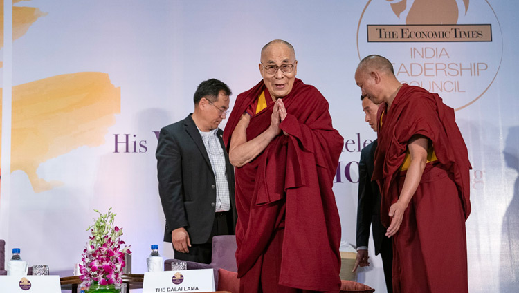 Sua Santità il Dalai Lama saluta il pubblico al suo arrivo al Maurya Sheraton Convention Hall per un incontro con un centinaio di top manager indiani. Nuova Delhi, India, il 10 dicembre 2018. Foto di Tenzin Choejor