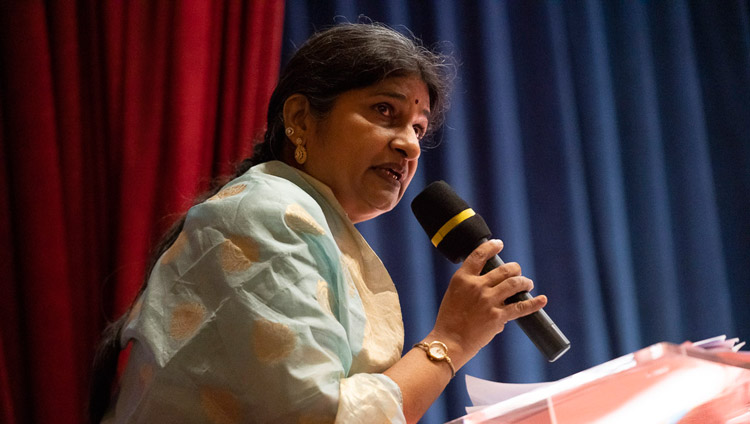 La dottoressa Geeta Ramana introduce la sessione inaugurale della Conferenza sul concetto di 'Maitri' o 'Metta' nel buddhismo presso l'Università di Mumbai, India, il 12 dicembre 2018. Foto di Lobsang Tsering