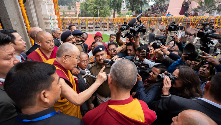 Sua Santità il Dalai Lama parla ai rappresentanti della stampa presso il Tempio Mahabodhi a Bodhgaya, India, il 17 dicembre 2018. Foto di Tenzin Choejor