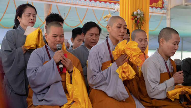 Un gruppo di monache vietnamita canta il "Sutra del cuore" in vietnamita all'inizio del secondo giorno degli insegnamenti di Sua Santità il Dalai Lama a Bodhgaya, India, il 25 dicembre 2018. Foto di Lobsang Tsering