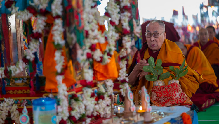 Sua Santità il Dalai Lama esegue il rito di auto-generazione, in preparazione dell’iniziazione di Vajrabhairava Eroe Solitario a Bodhgaya, Bihar, India, il 26 dicembre 2018. Foto di Lobsang Tsering