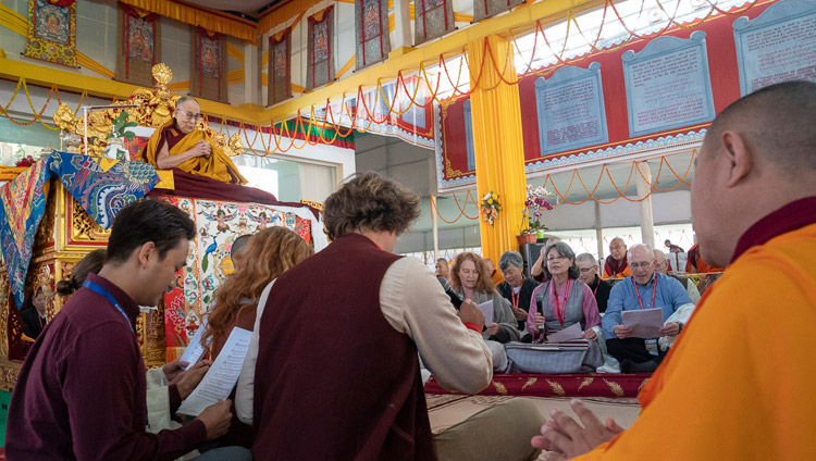 Gli occidentali cantano il 'Sutra del cuore' in inglese, prima dell’iniziazione di Vajrabhairava Eroe Solitario, data da Sua Santità il Dalai Lama a Bodhgaya, Bihar, India, il 26 dicembre 2018. Foto di Lobsang Tsering