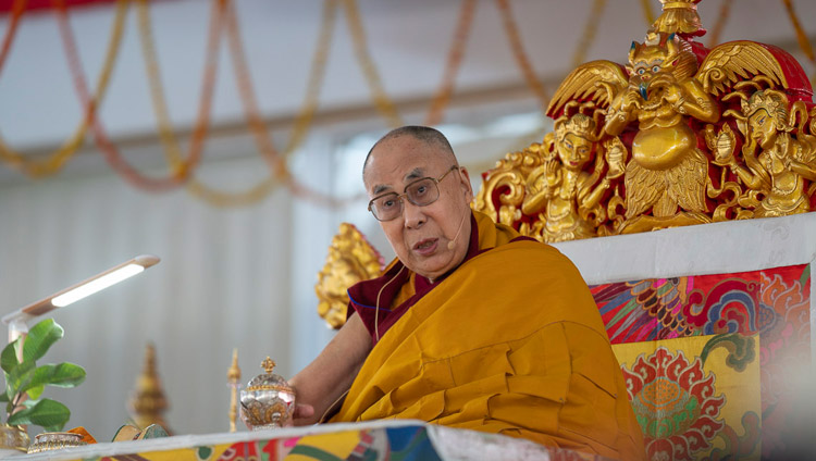 Sua Santità il Dalai Lama si rivolge alla folla presente per l'iniziazione a Bodhgaya, Bihar, India, il 26 dicembre 2018. Foto di Lobsang Tsering