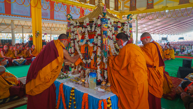 I monaci del Monastero Namgyal aprono le tende del padiglione del mandala durante l’iniziazione di Vajrabhairabhairava data da Sua Santità il Dalai Lama al Kalachakra Ground di Bodhgaya, Bihar, India, il 26 dicembre 2018. Foto di Lobsang Tsering