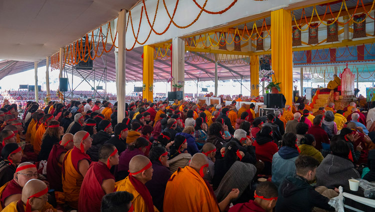 Gli oltre 15.000 presenti all’iniziazione indossano le bende rituali secondo le istruzioni di Sua Santità il Dalai Lama, al Kalachakra Ground di Bodhgaya, Bihar, India, il 26 dicembre 2018. Foto di Lobsang Tsering