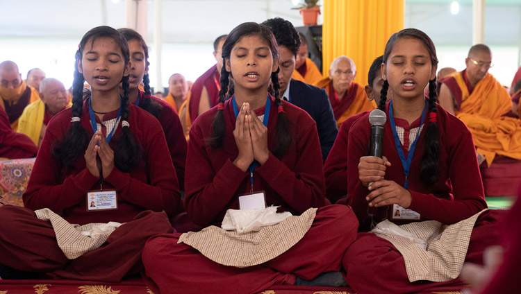 Gli studenti della scuola Maitreya cantano il Sutra del cuore in sanscrito all'inizio del primo giorno del ciclo di insegnamenti di Manjushri a Bodhgaya, Bihar, India, il 28 dicembre 2018. Foto di Lobsang Tsering