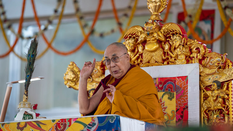 Sua Santità il Dalai Lama durante il primo giorno del ciclo di insegnamenti di Manjushri a Bodhgaya, Bihar, India, il 28 dicembre 2018. Foto di Lobsang Tsering