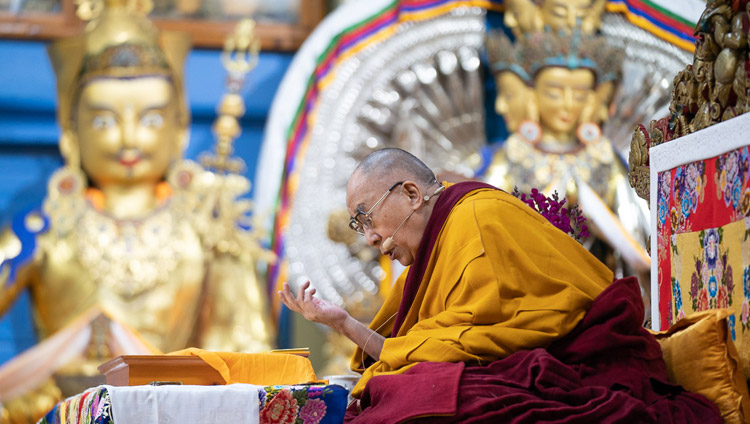 Sua Santità il Dalai Lama legge l'"Essenza della Via di Mezzo" di Bhavaviveka, il primo giorno dei suoi insegnamenti presso il Tempio Tibetano Principale di Dharamsala, India il 20 febbraio 2019. Foto di Tenzin Choejor