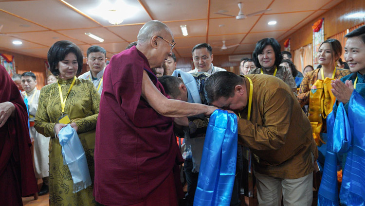 Sua Santità il Dalai Lama saluta i membri di un gruppo di giovani professionisti della Mongolia al loro incontro nella sua residenza a Dharamsala, India il 25 marzo 2019. Foto di Tenzin Choejor