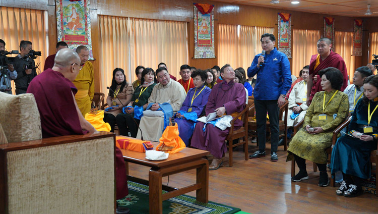 Domande e risposte con Sua Santità il Dalai Lama durante l'incontro con giovani professionisti della Mongolia nella sua residenza a Dharamsala, India, il 25 marzo 2019. Foto di Tenzin Choejor