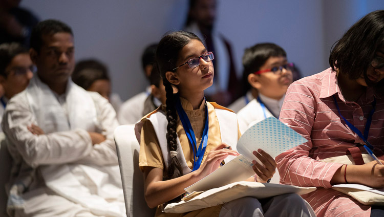 Alcuni studenti dei Paesi dell'Asia meridionale ascoltano Sua Santità il Dalai Lama durante il loro incontro a Nuova Delhi, India, il 4 aprile 2019. Foto di Tenzin Choejor