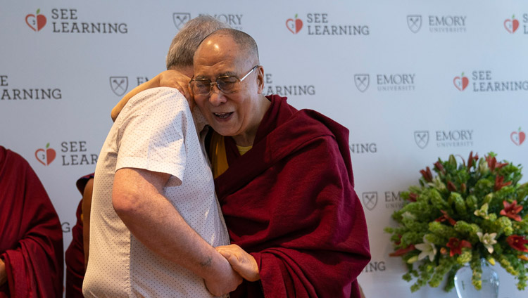 Sua Santità il Dalai Lama saluta il suo vecchio amico Richard Moore al suo arrivo per la conferenza stampa per il lancio globale di SEE Learning a Nuova Delhi, India, il 4 aprile 2019. Foto di Tenzin Choejor