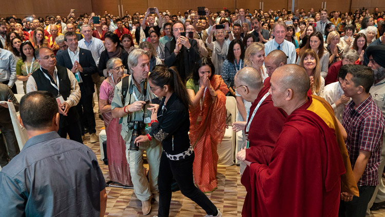 Sua Santità il Dalai Lama al suo arrivo alla presentazione del programma SEE Learning a Nuova Delhi, India, il 5 aprile 2019. Foto di Tenzin Choejor