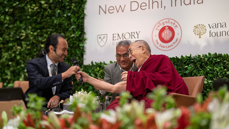Sua Santità il Dalai Lama e Brendan Ozawa-de Silva durante la tavola rotonda in occasione del lancio globale di SEE Learning a Nuova Delhi, India, il 5 aprile 2019. Foto di Tenzin Choejor