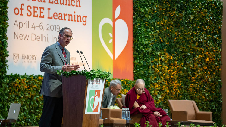 Il dottor Gary Hauk durante il secondo giorno del lancio globale del SEE Learning a Nuova Delhi, India, il 6 aprile 2019. Foto di Tenzin Choejor