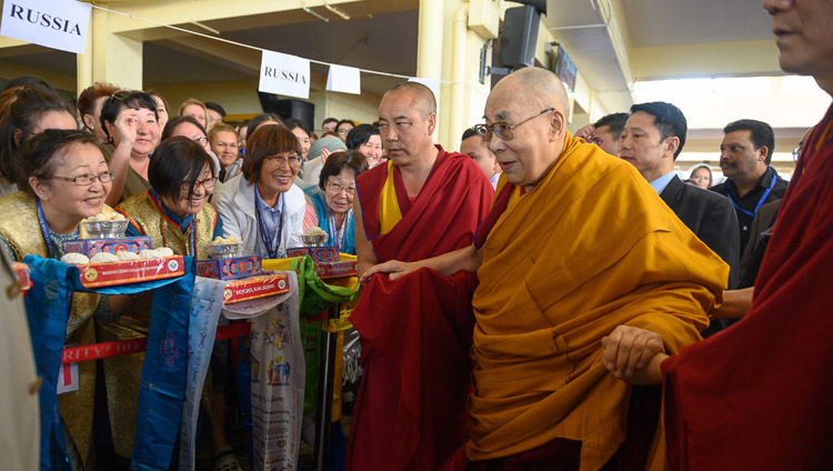 Sua Santità il Dalai Lama arriva al Tempio Principale Tibetano per il primo giorno di insegnamenti richiesti dai buddhisti russi a Dharamsala, India, il 10 maggio 2019. Foto di Tenzin Choejor
