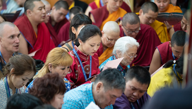 Alcuni degli oltre mille buddhisti russi durante le preghiere di apertura del primo giorno di insegnamenti di Sua Santità il Dalai Lama, presso il Tempio Principale Tibetano di Dharamsala, India, il 10 maggio 2019. Foto di Tenzin Choejor