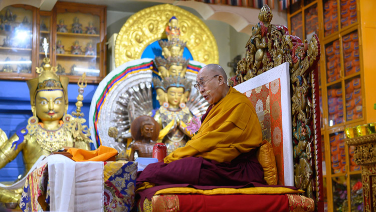 Sua Santità il Dalai Lama durante il primo giorno di insegnamenti al Tempio Principale Tibetano a Dharamsala, India, il 10 maggio 2019. Foto di Tenzin Choejor