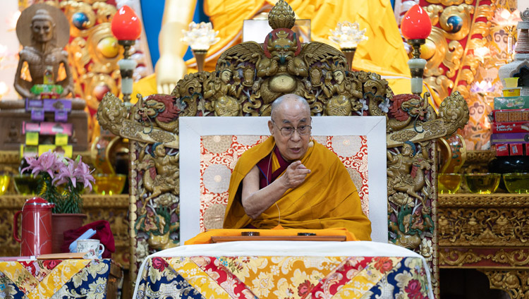 Sua Santità il Dalai Lama il primo giorno di insegnamenti al Tempio Principale Tibetano a Dharamsala, India, il 10 maggio 2019. Foto di Tenzin Choejor