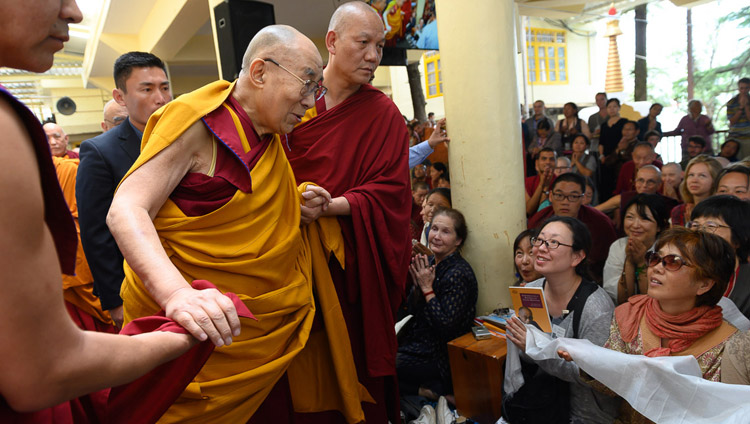 Sua Santità il Dalai Lama saluta i presenti alla fine del primo giorno di insegnamenti presso il Tempio Principale Tibetano a Dharamsala, India, il 10 maggio 2019. Foto di Tenzin Choejor