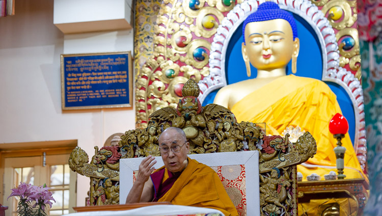 Sua Santità il Dalai Lama durante il secondo giorno di insegnamenti presso il Tempio Tibetano Principale a Dharamsala, India, l'11 maggio 2019. Foto di Lobsang Tsering
