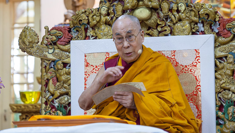 Sua Santità il Dalai Lama spiega i "Tre aspetti principali del sentiero" di Tsongkhapa nel secondo giorno di insegnamenti presso il Tempio Tibetano Principale di Dharamsala, India, l'11 maggio 2019. Foto di Lobsang Tsering