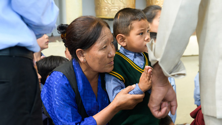 I membri della comunità tibetana attendono l’arrivo di Sua Santità il Dalai Lama al Tempio Tibetano Principale in occasione dei suoi insegnamenti a Dharamsala, India, il 3 giugno 2019. Foto di Tenzin Choejor
