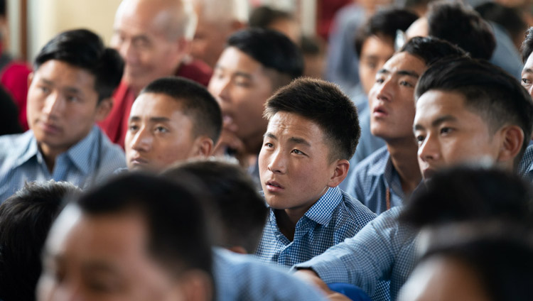 Gli studenti tibetani ascoltano l'insegnamento di Sua Santità il Dalai Lama presso il Tempio Principale Tibetano a Dharamsala, India, il 3 giugno 2019. Foto di Tenzin Choejor