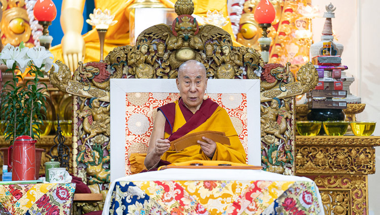 Sua Santità il Dalai Lama durante il commento del testo "Trentasette pratiche di un Bodhisattva" per giovani tibetani presso il Tempio Principale Tibetano a Dharamsala, India, il 3 giugno 2019. Foto di Tenzin Choejor