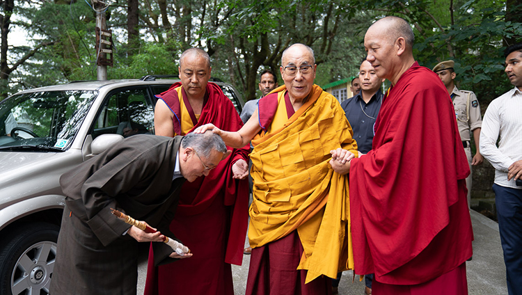 Sua Santità il Dalai Lama saluta affettuosamente l'ex Kalön Tripa, Tenzin Namgyal Tethong, mentre si dirige dalla sua residenza al Tempio Principale Tibetano a Dharamsala, India, il 5 luglio 2019. Foto di Tenzin Choejor