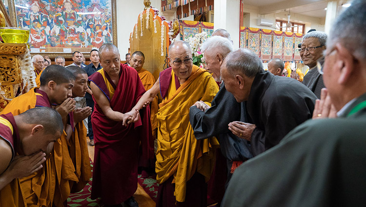 Sua Santità il Dalai Lama saluta i funzionari in pensione del CTA al suo arrivo al Tempio Principale Tibetano a Dharamsala,  India, il 5 luglio 2019. Foto di Tenzin Choejor