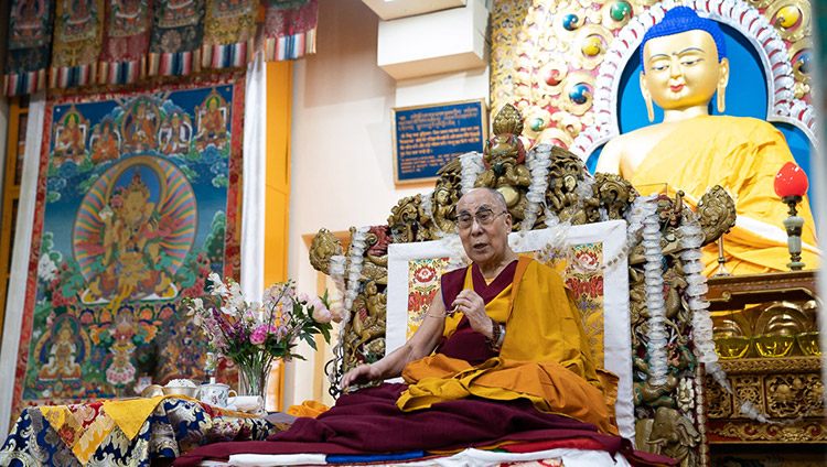 Sua Santità il Dalai Lama durante la cerimonia di offerta di lunga vita presso il Tempio Principale Tibetano a Dharamsala, India, il 5 luglio 2019. Foto di Tenzin Choejor