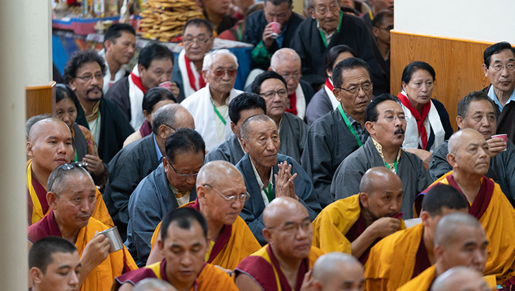 Il personale del CTA in pensione durante la cerimonia di offerta di lunga vita per Sua santità il Dalai Lama presso il Tempio Principale Tibetano a Dharamsala, India, il 5 luglio 2019. Foto di Tenzin Choejor