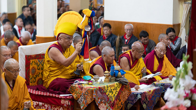 L'abate del monastero di Namgyal, Thamtog Rinpoche, durante il rituale di lunga vita presso il Tempio Principale Tibetano di Dharamsala, India, il 5 luglio 2019. Foto di Tenzin Choejor
