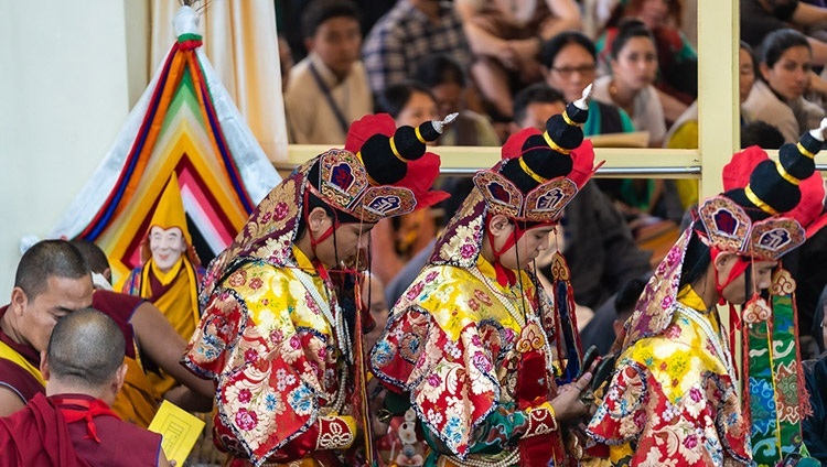 I monaci del Namgyal con gli abiti tradizionali eseguono i rituali durante la cerimonia di offerte per la lunga vita di Sua Santità il Dalai Lama. Tempio Principale Tibetano, Dharamsala, India, il 5 luglio 2019. Foto di Tenzin Choejor